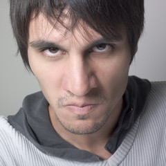 jeune homme nu regard de haine amertume