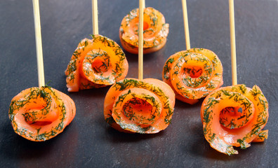 Piques apéritives au saumon