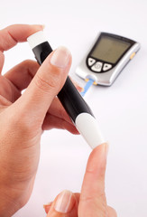 Mujer diab&eacute;tica haciendo un test.