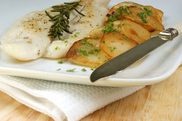 gegrilltes Fischfilet mit Röstkartoffeln