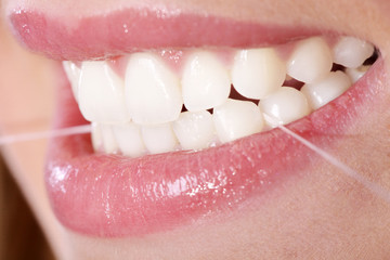 Zahnpflege mit Zahnseide Nahaufnahme