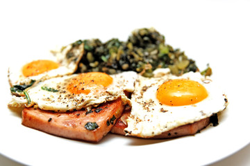 Spiegelei mit Fleischkäse und Spinat