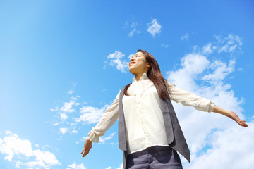 深呼吸する女性