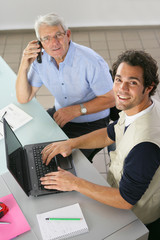 Portrait de deux hommes travaillant au bureau