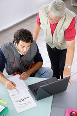 Portrait de deux hommes au bureau devant ordinateur portable