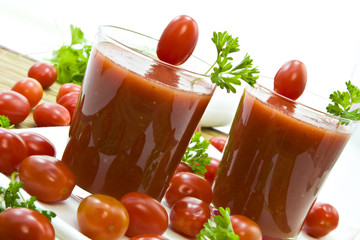 Tomatensaft in Gläser