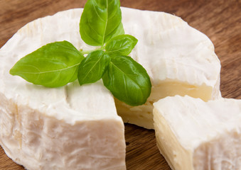 Camenbert und Basilikum
