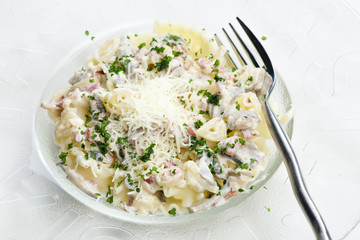 pasta with ham and champignons on white wine