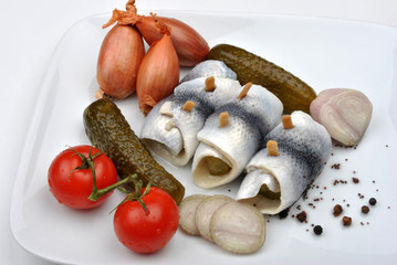 Rollmops mit Zwiebeln und Tomaten