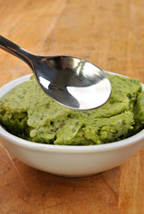 Basilikumpaste in einer weissen Schale