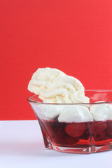 Galaretka owocowa z malinami i bitą śmietaną