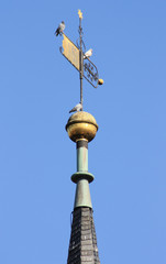 Kirchturmspitze mit Tauben