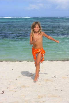 petite fille courrant sur la plage