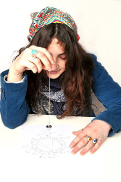 La voyante au pendule