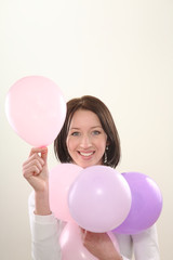 junge charmante frau mit luftballons