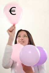 junge charmante frau mit luftballons