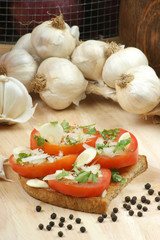 Tomatenbrot mit Zwiebel und Knoblauch