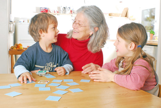 Oma und Enkelkinder spielen Memory