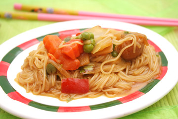 Asiatisches Nudelgericht