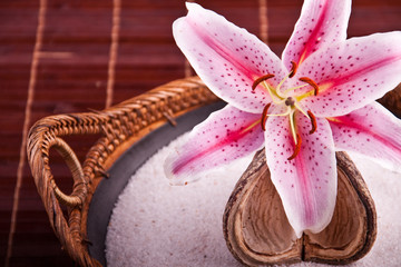 Bambusschale mit Lilie