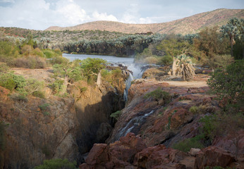Fototapeta na wymiar Epupa kłamstwo Falls na rzece Kunene