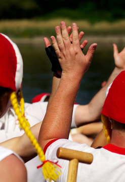Abklatschen nach erfolgreichem Turnier - Clap your Hands - Drachenboot