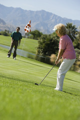 Obraz premium senior couple playing golf
