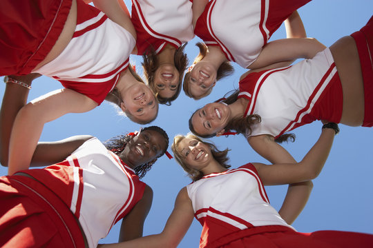 cheerleaders in huddle view from below (view from below) © moodboard