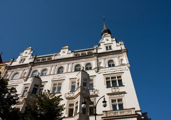Façade blanche dans Prague
