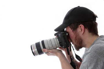Mann Fotograf mit Kamera schräg nach unten