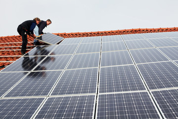 installing solar modules on a roof 04