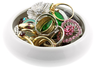 coupelle porcelaine pleine bagues fond blanc