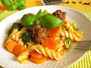 Nudeln mit Gemüse und Hackbällchen in Tomatensoße