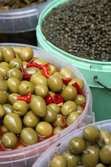 Olives vertes pimentées et câpres
