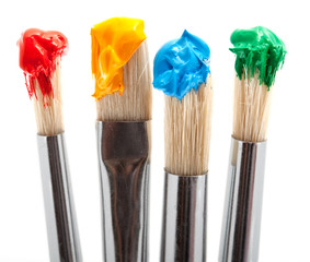vier Pinsel mit Farbe