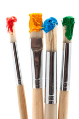 vier Pinsel mit Farbe