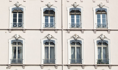 Grandes fenetres sur facade de batiment clair