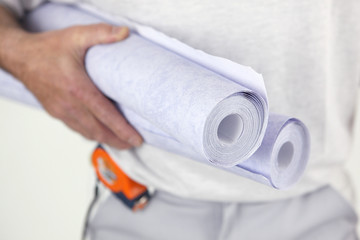 Papiers peints dans les mains d'un homme