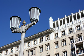 Berlin, Straßenlaterne in der Karl-Marx-Allee