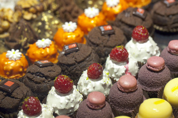 Assortiment de patisseries au chocolat et fruits