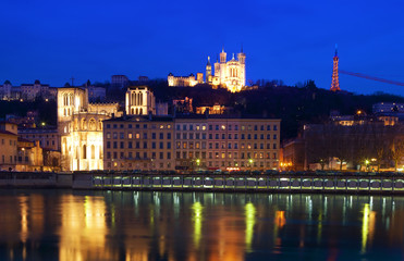 Fototapeta na wymiar Lyon at night