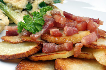 Bratkartoffeln mit gebratenen Speckwürfeln