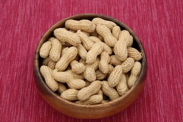 木の器入ったピーナッツ