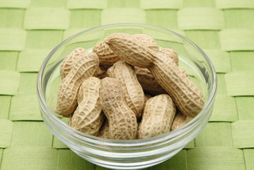 ガラスの器に入ったピーナッツ