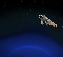 Obraz na płótnie Canvas Astronauta na niebieskiej planety