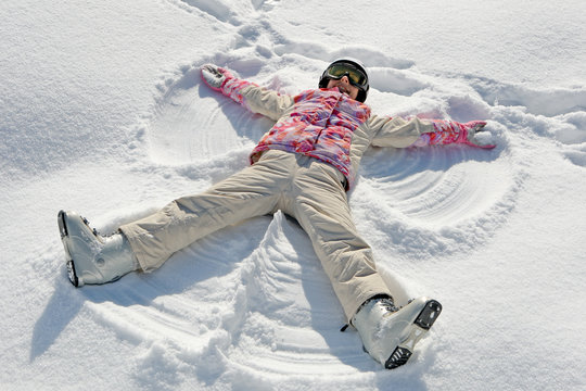 Enfant jouant dans la neige