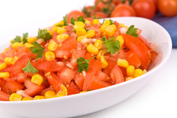 Schüssel mit Salat mit Meis und Tomaten