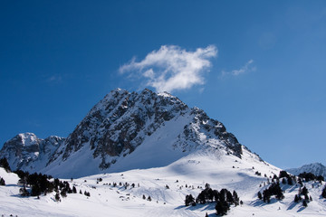 Fototapeta na wymiar Snowy mountain top - Pas de la Casa