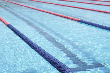 Obraz premium schwimmbad bahnen