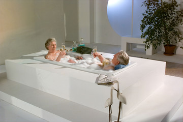 Oma und Opa in der Badewanne trinkten Champagner